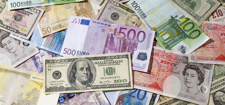 Geldscheine in verschiedenen Währungen, ausgebreitet auf einem Tisch