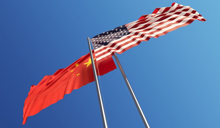 Flaggen von USA und China im Wind