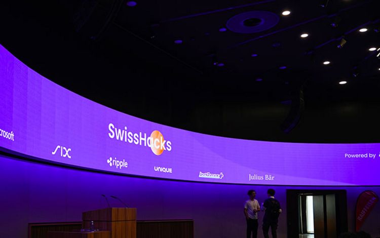 Der Eingang des Hackathons mit Banner SwissHacks