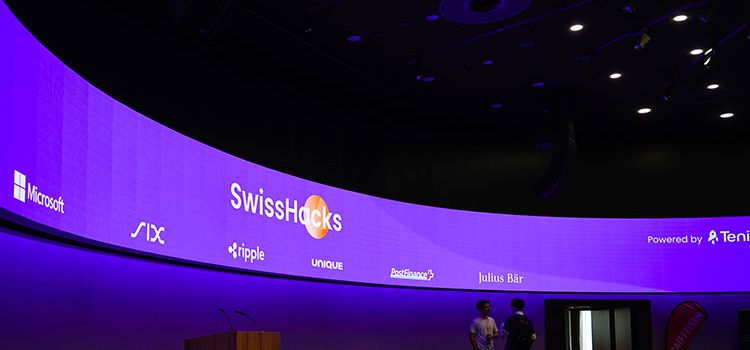 Der Eingang des Hackathons mit Banner SwissHacks