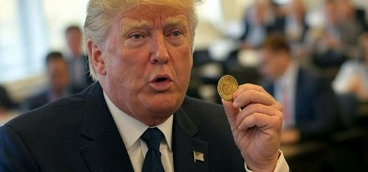 US-Präsident Trump mit einer Bitcoin-Münze in der Hand