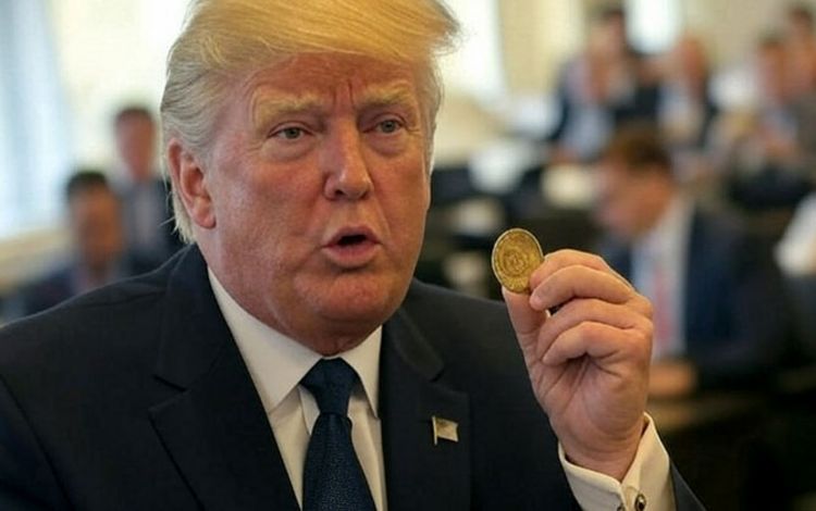 US-Präsident Trump mit einer Bitcoin-Münze in der Hand