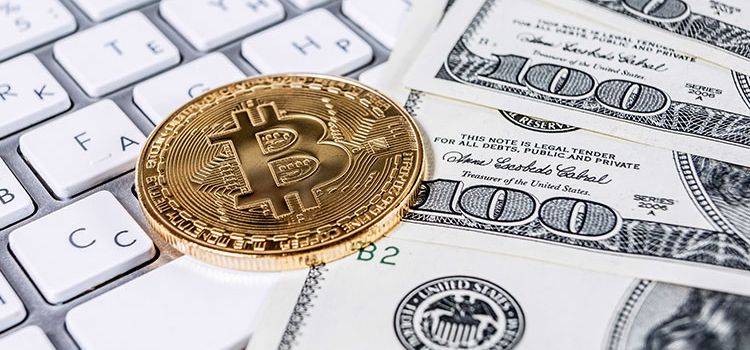 Bitcoin-Münze liegt auf Dollarnoten