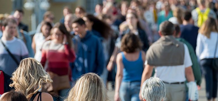 Menschen in Gruppen unterwegs auf der Strasse