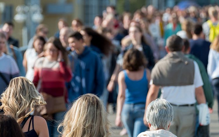 Menschen in Gruppen unterwegs auf der Strasse