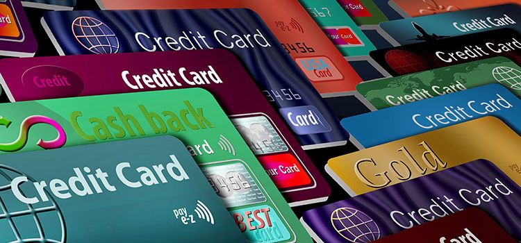 Viele Kreditkarten in unterschiedlichen Farben nebeneinander