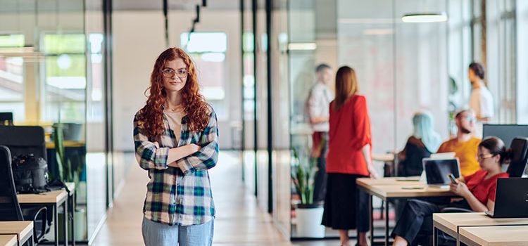 Modernes Büro mit Mitarbeiterinnen und Mitarbeitern an der Arbeit