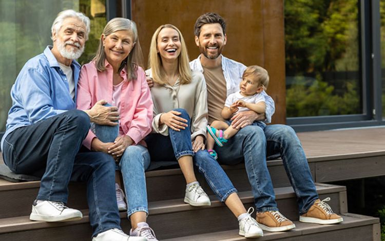 Drei Generationen vor dem Haus