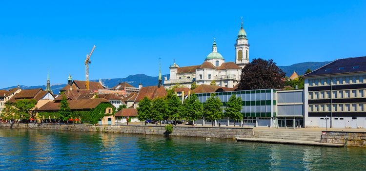 Stadt Solothurn mit Fluss im Vordergrund