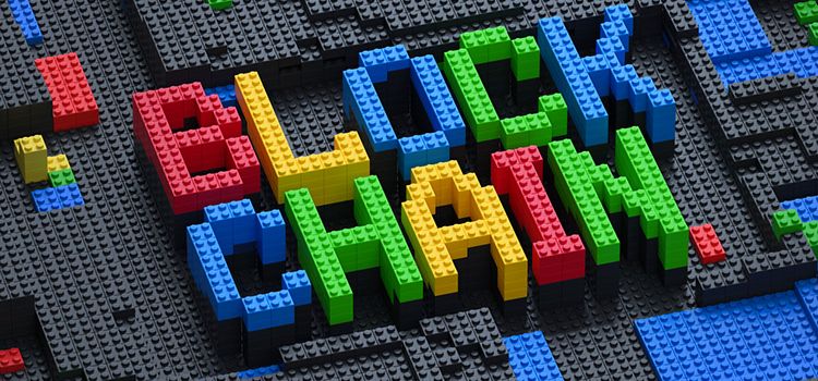 Die Blockchain dargestellt als Symbol mit Lego-Steinen