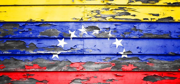 Venezuelas Flagge verwittert an einer Holzwand