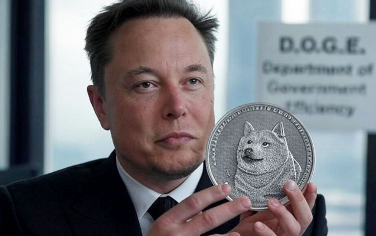 Elon Musk mit einem Doge-Coin in der Hand