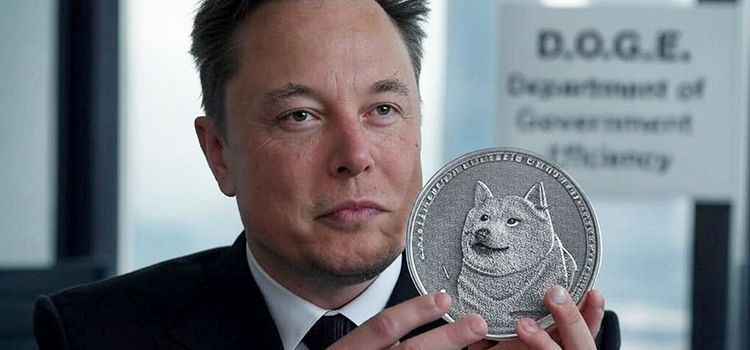 Elon Musk mit einem Doge-Coin in der Hand