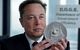 Elon Musk mit einem Doge-Coin in der Hand