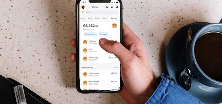 Smartphone mit der Ansicht des Kontos der Neo-Bank Revolut