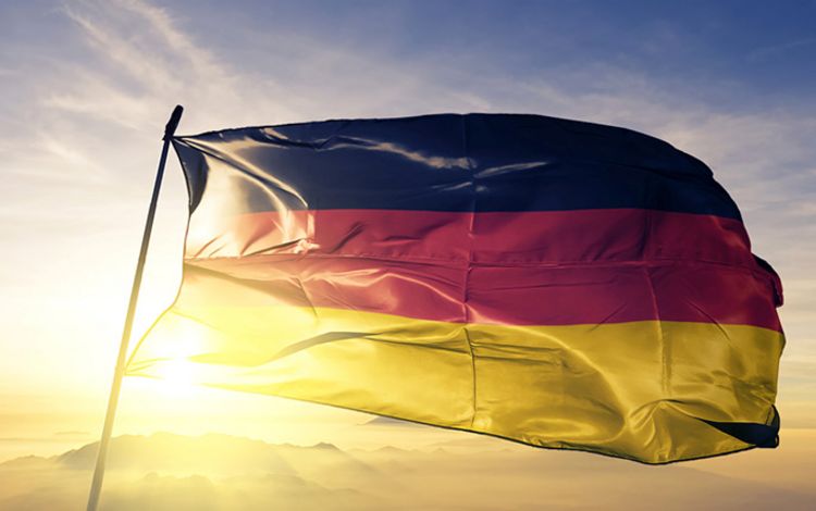 Deutsche Flagge im Wind