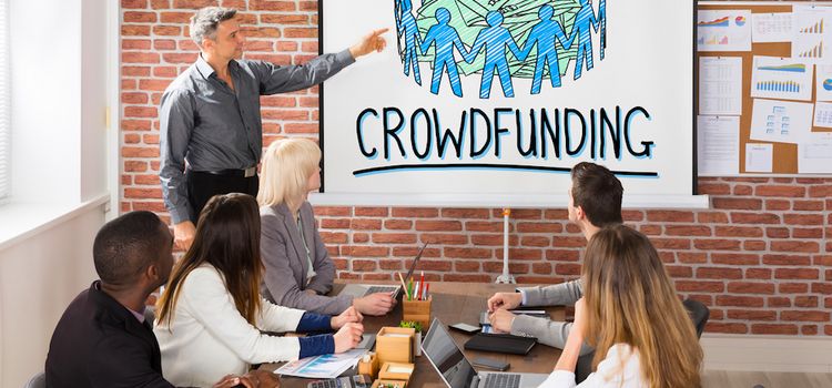 Lehrer erklärt Studierenden Crowdfunding