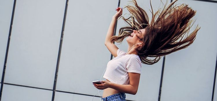 Junge Frau mit langen Haaren im Wind