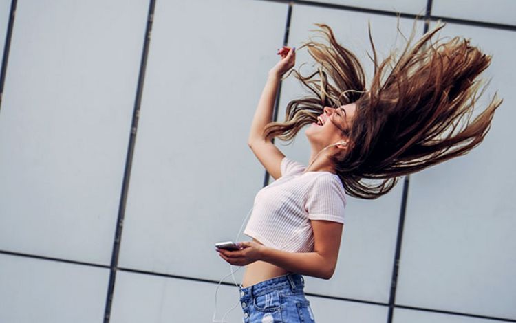 Junge Frau mit langen Haaren im Wind