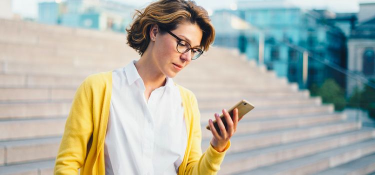 Junge Frau beim Mobile Banking