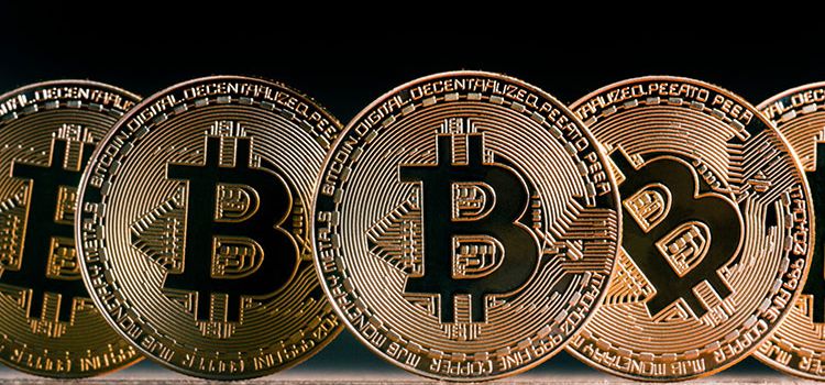 Bitcoin als Münzen nebeneinander aufgereiht