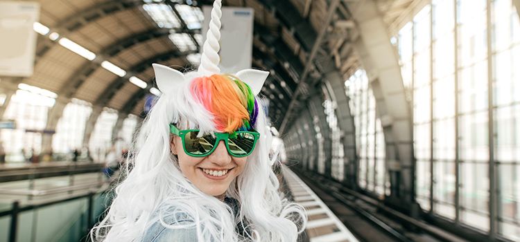 Junge Frau als Unicorn verkleidet