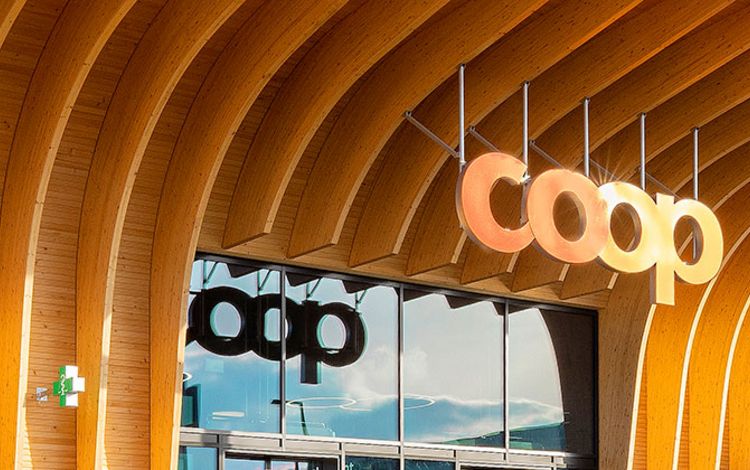 Eingang eines Coop-Centers mit Coop Logo