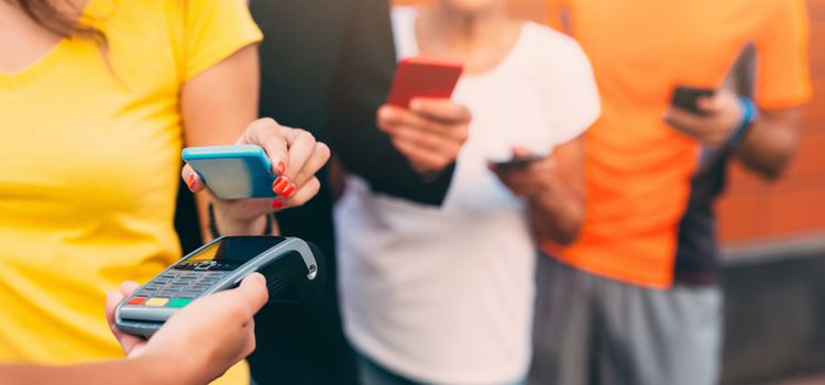 Menschen beim mobilen Bezahlen