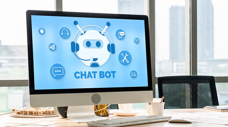 Monitor in einem Büro mit Chatbot auf der Oberfläche