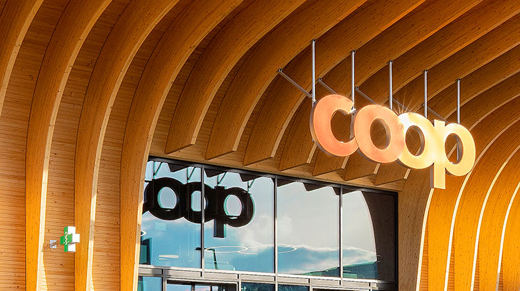 Eingang eines Coop-Centers mit Coop Logo