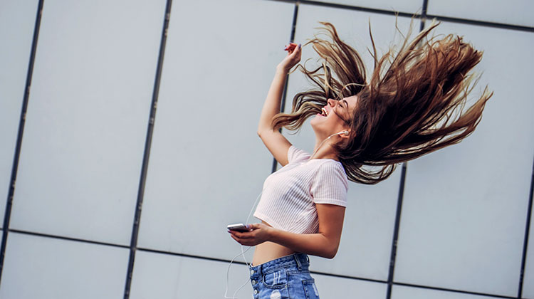 Junge Frau mit langen Haaren im Wind