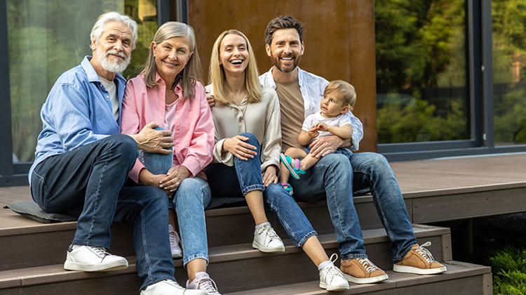 Drei Generationen vor dem Haus