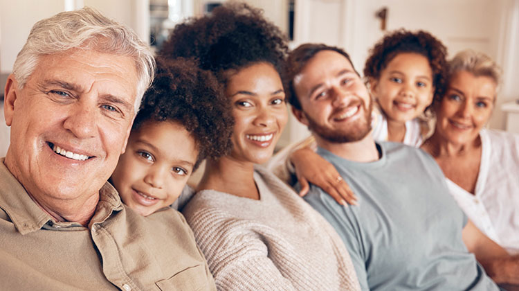 Drei Generationen einer Familie auf dem Sofa