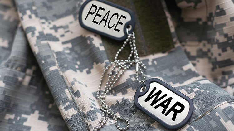 Plaketten mit der Aufschrift Peace und War