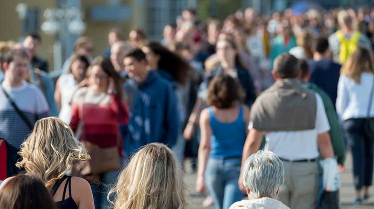 Menschen in Gruppen unterwegs auf der Strasse