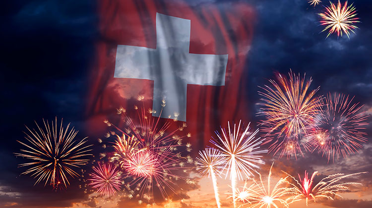 Schweizer Flagge mit Feuerwerk im Vordergrund