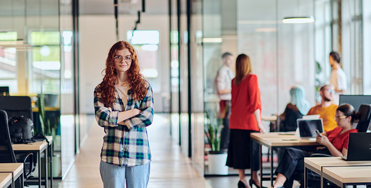 Modernes Büro mit Mitarbeiterinnen und Mitarbeitern an der Arbeit