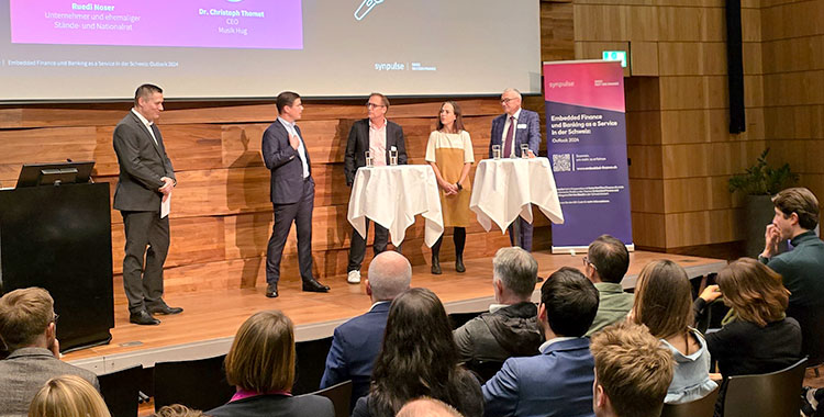 Panel-Diskussion mit Manuel Kunzelmann (CEO Migros Bank), Dr. Christoph Thomet (CEO Musik Hug), Eva Selamlar (Head Swiss Financial Innovation Desk), Ruedi Noser (Unternehmer), moderiert von Raphael Bianchi (Co-CEO Synpulse)