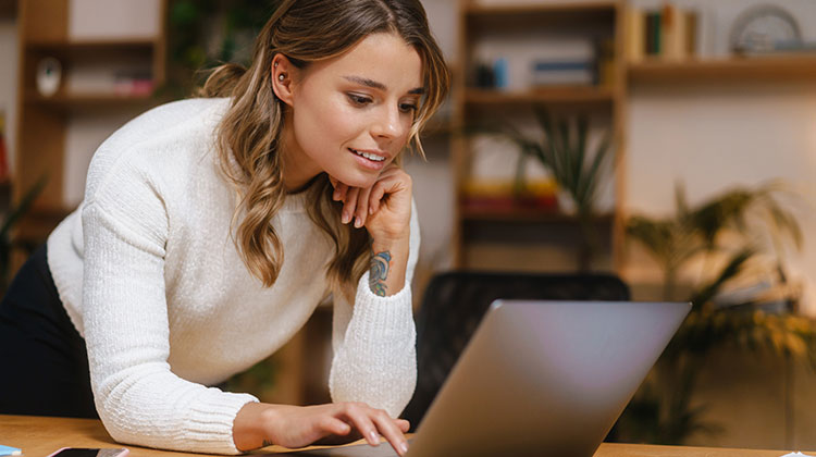 Junge Frau am Laptop