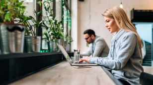 Junge Frau und junger Mann am Laptop